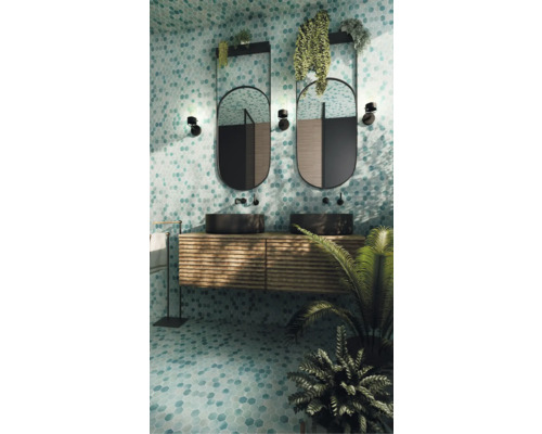 Salle de bains avec mosaïque, meuble sous-vasque avec deux lavabos et deux miroirs.