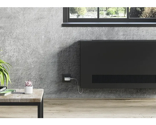 Wohnraum mit Wandheizung, Tisch und Fenster