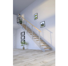 Treppe mit Holzstufen und Metallgeländer in einem hellen Raum.