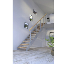 Treppe mit Holzstufen und Geländer in einem hellen Raum