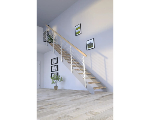Escalier avec marches en bois et rampe en métal dans une pièce lumineuse.