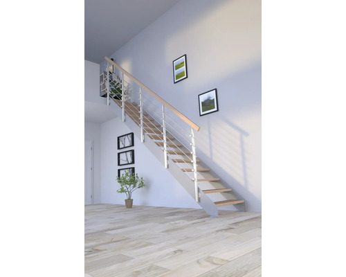 Treppe mit Holzstufen und Metallgeländer im hellen Raum