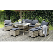 Ensemble de meubles de jardin avec canapé, fauteuils, table et tabourets sur une terrasse