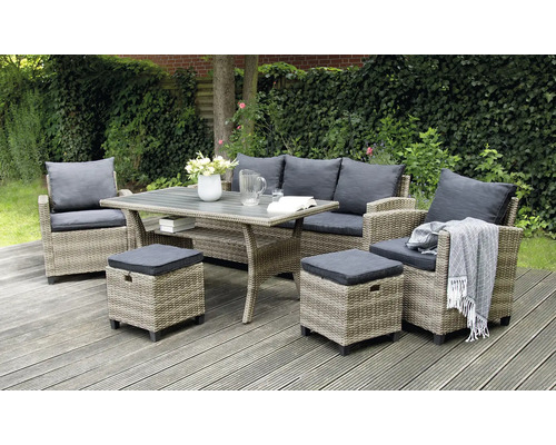 Ensemble de meubles de jardin avec canapé, fauteuils, table et tabourets sur une terrasse