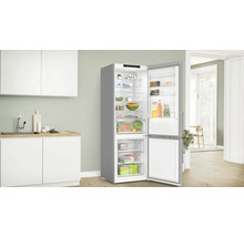 Geöffneter Kühlschrank mit Gefrierfach in einer modernen Küche.