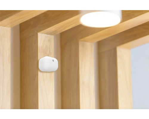 Weißer Rauchmelder an einer Holzdecke