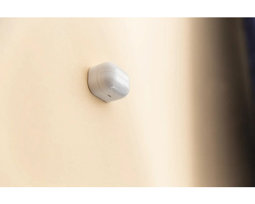 Bewegungsmelder an einer Wand montiert