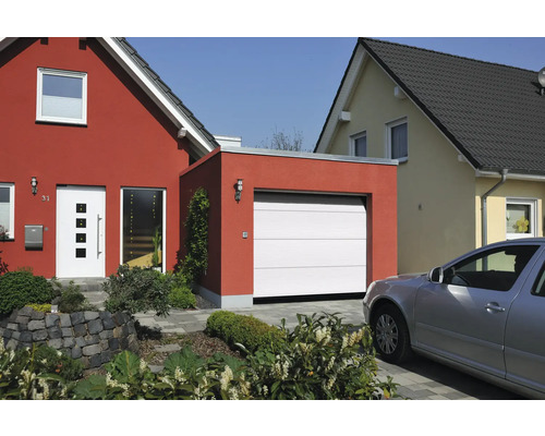 Maison individuelle avec garage attenant et porte sectionnelle