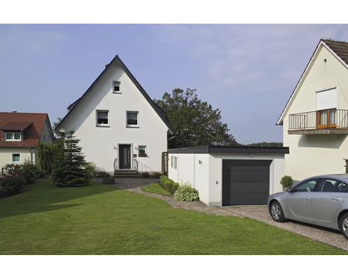 Maison individuelle avec garage et jardin soigné