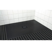 Ebenerdige Dusche mit quadratischem Ablauf in einem Badezimmer mit weißen Fliesen