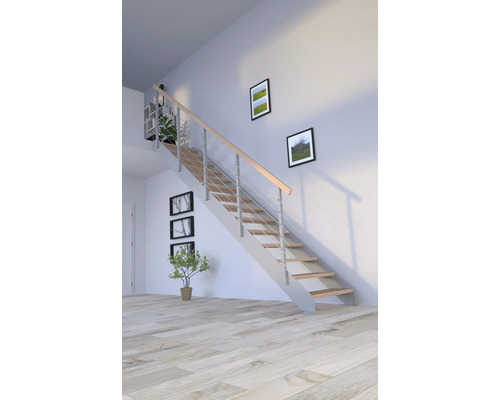 Escalier avec marches en bois et garde-corps en acier inoxydable dans une pièce lumineuse