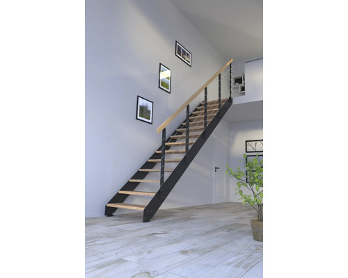 Escalier avec marches en bois et cadre en métal dans une pièce lumineuse