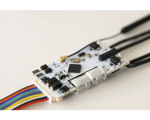 Circuit imprimé avec composants électroniques et câbles