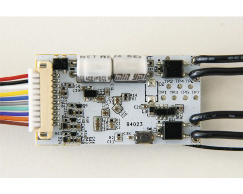 Carte électronique avec composants et câbles