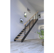 Treppe mit Holzstufen und Metallrahmen im Innenraum