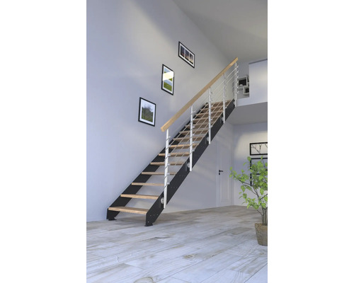 Escalier avec marches en bois, garde-corps en métal et tableaux au mur dans une pièce lumineuse