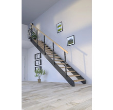 Treppe mit Metallrahmen und Holzstufen im Innenraum