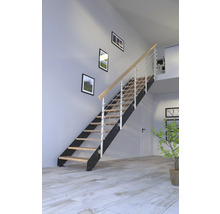 Escalier avec marches en bois, garde-corps en métal et main courante dans un intérieur.
