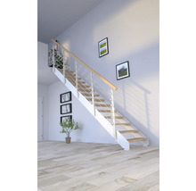 Treppe mit Holzstufen und Edelstahlgeländer in einem hellen Raum