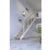 Treppe mit Holzstufen und Metallgeländer in einem hellen Raum.