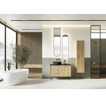 Salle de bain lumineuse avec baignoire, meuble-lavabo, armoire de toilette et douche