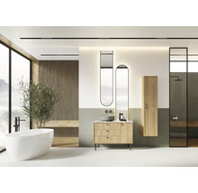 Salle de bains lumineuse avec baignoire, lavabo, miroir, cabine de douche et lambris
