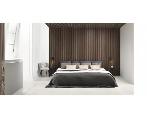 Schlafzimmer mit Bett und Holzpaneelwand