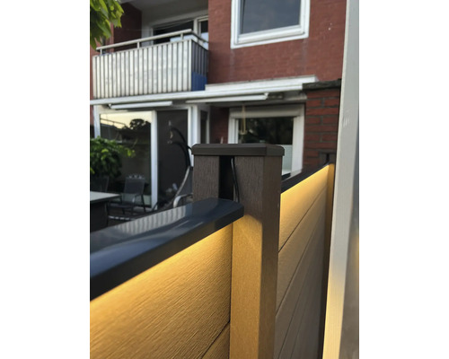 Beleuchteter Holzzaun mit Pfosten und Abdeckung
