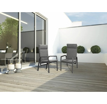Deux chaises de jardin grises avec dossier haut sur une terrasse.