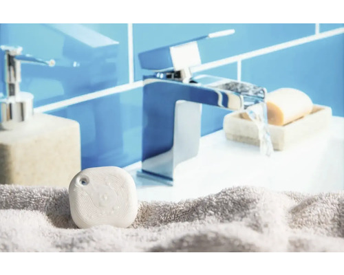 Badezimmer Szene mit Armatur, Seife, Seifenspender und Badesalz