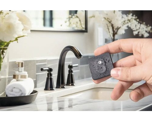 Quadratischer Wassersensor vor einem Badezimmerwaschbecken