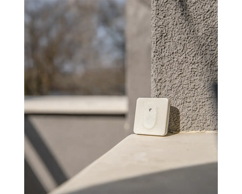 Détecteur carré sur le bord d''un mur