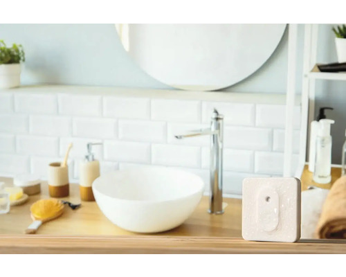 Salle de bains avec lavabo, miroir et thermostat de radiateur