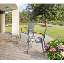 Aménagement de jardin avec deux chaises et une table d''appoint sur une terrasse en bois
