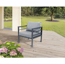 Gartenmöbel: Sessel mit Kissen auf einer Terrasse
