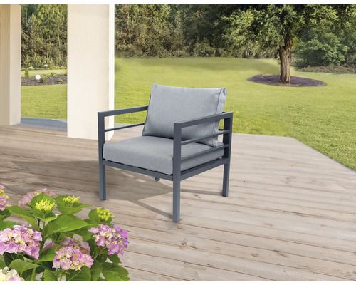 Mobilier de jardin : fauteuil avec coussins sur une terrasse