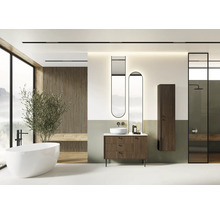 Salle de bains lumineuse avec baignoire, meuble-lavabo avec lavabo, miroirs et douche.