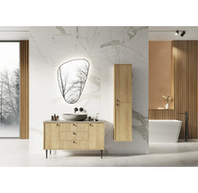 Salle de bains avec meuble sous-lavabo, miroir, armoire haute et baignoire