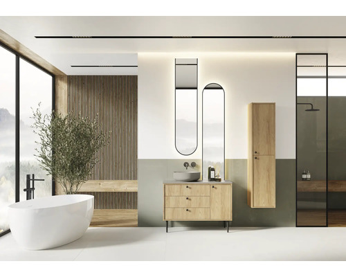 Helles Badezimmer mit Badewanne, Waschtisch, Spiegel und Dusche