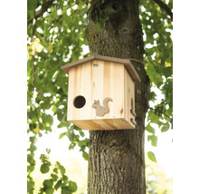 Holz-Vogelhaus mit Eichhörnchen-Motiv am Baum