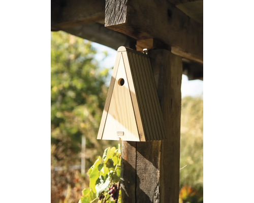 Nid d''oiseau triangulaire en bois suspendu à une poutre en bois