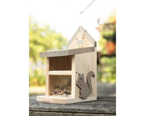 Mangeoire à écureuils en bois avec nourriture