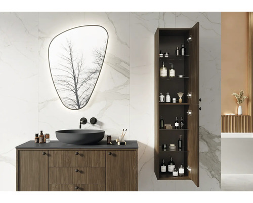 Salle de bains avec meuble sous-vasque, miroir et armoire haute