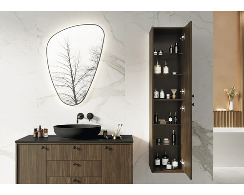 Salle de bain moderne avec lavabo, miroir et armoire haute pour ranger les accessoires de salle de bain.