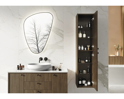 Salle de bains avec lavabo, miroir et armoire haute ouverte pour le rangement