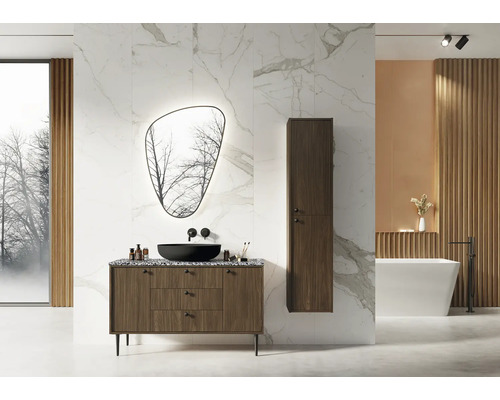 Salle de bains moderne avec meuble-lavabo, miroir, armoire suspendue et baignoire devant un mur en marbre