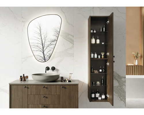 Salle de bains avec meuble-lavabo, miroir et armoire haute de rangement