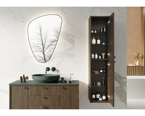 Salle de bain lumineuse avec meuble sous-vasque, miroir et armoire suspendue ouverte pour ranger les articles de toilette.