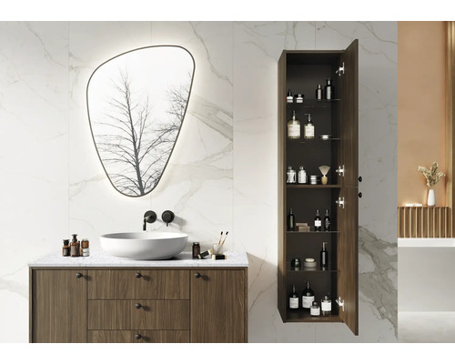 Salle de bains moderne avec lavabo, miroir et armoire haute ouverte pour ranger les articles de toilette