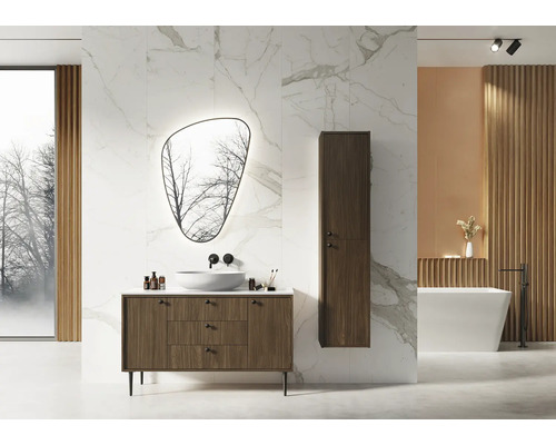 Salle de bain moderne avec lavabo, miroir, armoire haute et baignoire.